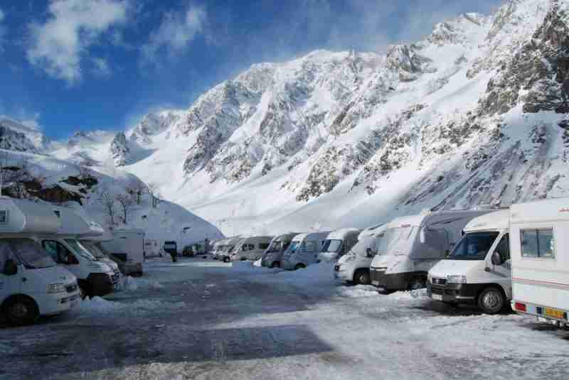 Ir a la nieve en autocaravana: estaciones de esquí donde pernoctar