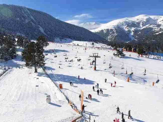 esquiadores pista de ski