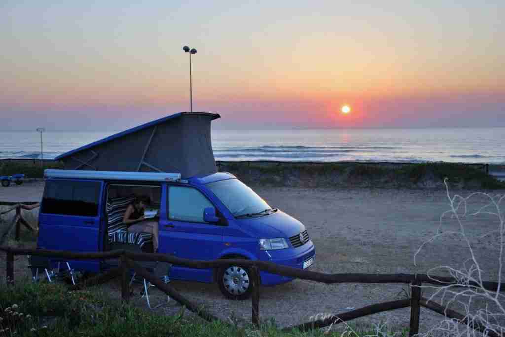 estacionar o acampar con autocaravana y caravana en portugal viaja con seguridad