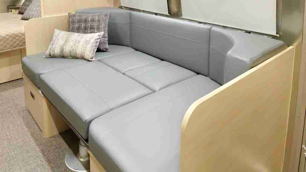 asiento de cuero convertible de la Autocaravana Airstream Flying Cloud
