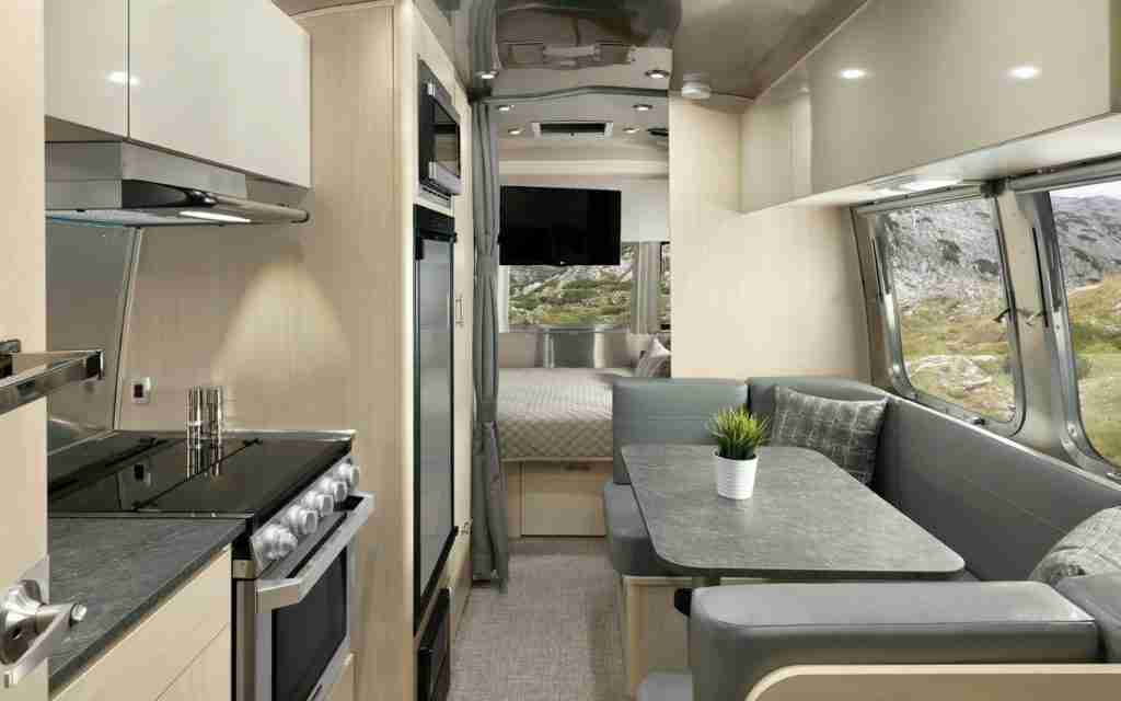 interior flying cloud de airstream para viajar en caravana con seguridad