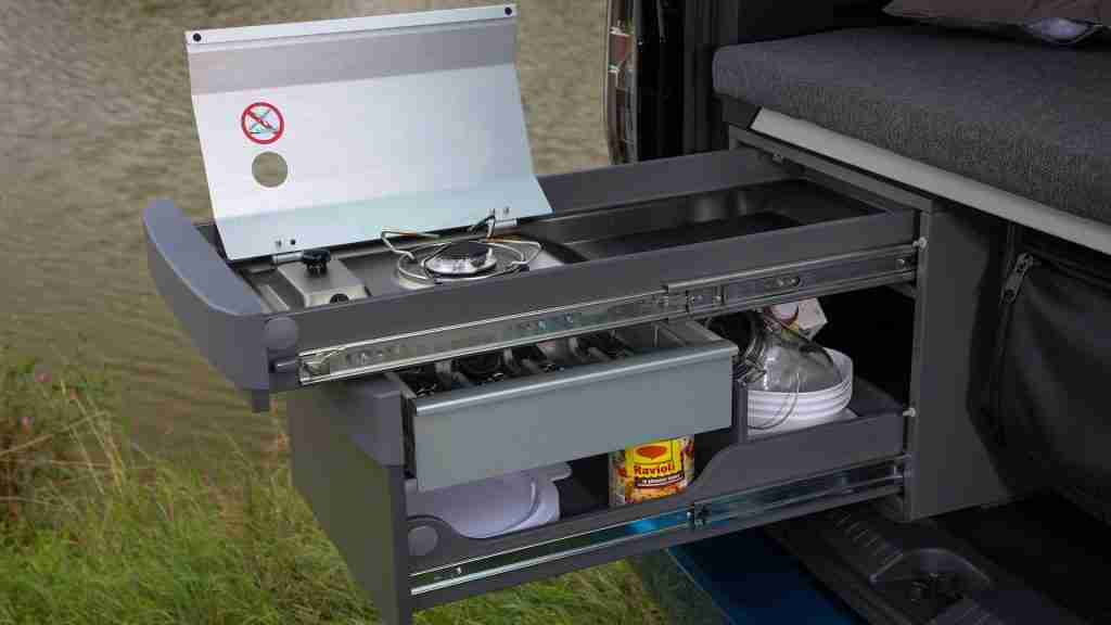 cocina sobre railes de la nueva caddy california de volkswagen