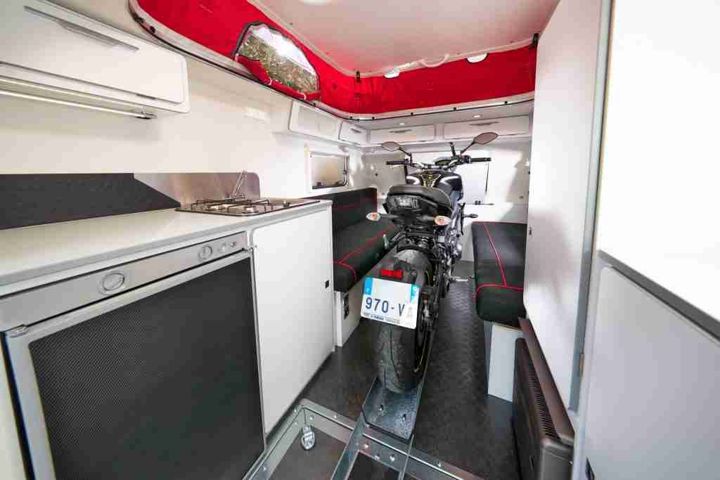 tu moto dentro de tu caravana