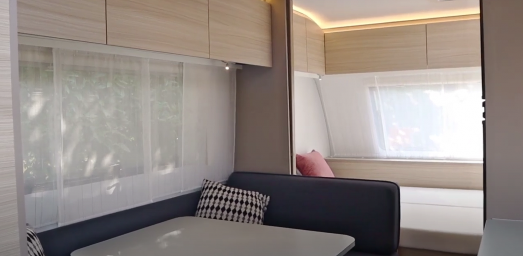 Almacenamiento sobre la camas y la zona de comedor e iluminación caravan adria altea 542 pk