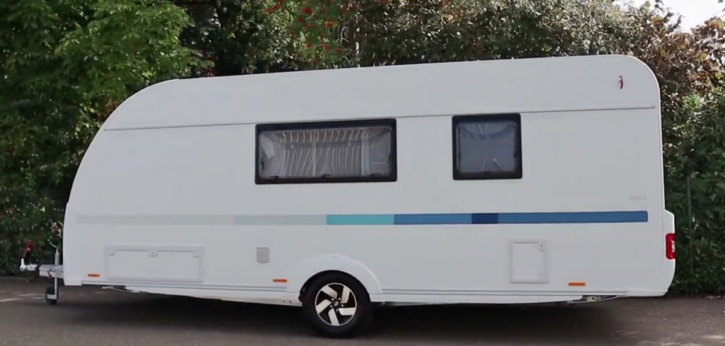 parte trasera de la caravana adria altea 542 PK