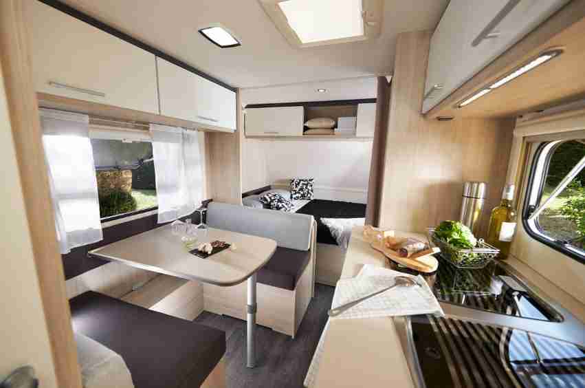 cama doble y espacio central de la la Family Caravelair