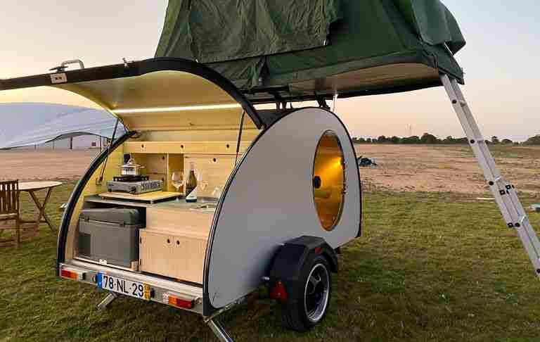 Minicaravana Cocoon, cocina en la parte de atrás libertad y caravaning