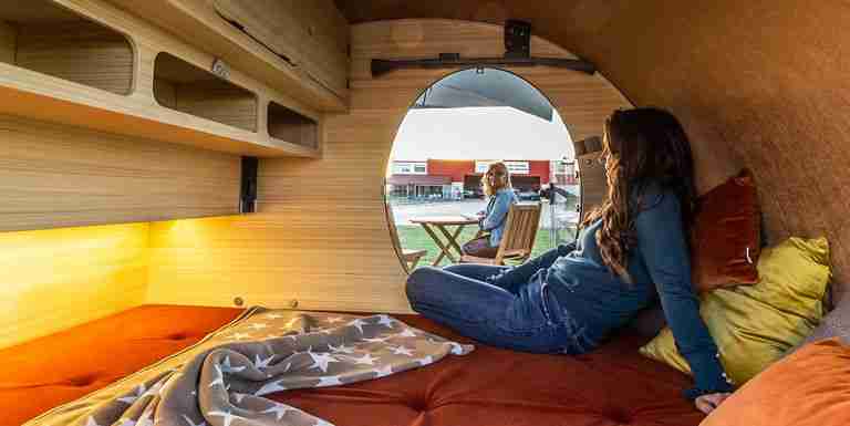Espacio para dormir dos personas amplio, colchón incluído. Versión COCOON SE