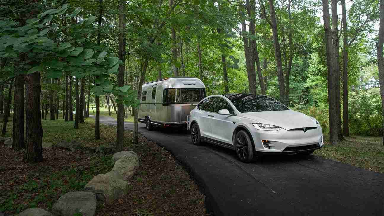 Tesla-pulling-Airstream-eStream