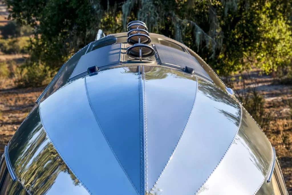 Placas solares en el techo del modelo Volterra de Bowlus