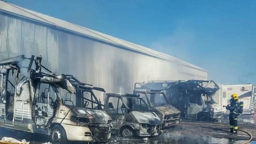 Sofocado un incendio de autocaravanas en Arafo, Tenerife