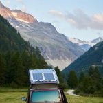 camper-mini-modulo-solar-techo-sobre-prado-verde-alpes-suizos(1)